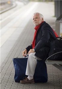Alter Mann am Bahnhof