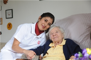 Pflegerin mit alter Dame Pflegerin mit alter Dame