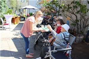 Trau keinem Ort, an dem kein Unkraut wächst Ehrenamtliche Helfer und Bewohner des Caritas-Altenzentrums Heilig Geist verschönern den Hofgarten