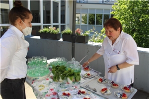 Trau keinem Ort, an dem kein Unkraut wächst Ehrenamtliche Helfer und Bewohner des Caritas-Altenzentrums Heilig Geist verschönern den Hofgarten