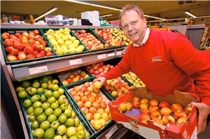 Carekauf Obst einsortieren Carekauf Herr Meister sortiert Obst ins Fach