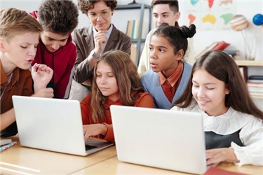 Kinder in der Schule beim Lernen am Computer