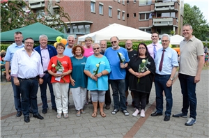 Mit Blumen und Pr�senten w�rdigten Caritasverband und GWG beim Jubil�ums-Sommerfest den Einsatz des Teams vom „Treffpunkt H�henstra�e“ in S�chteln.