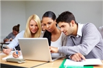 © Robert Kneschke - Fotolia.com.jpg Kommunikation drei junge Menschen sitzen vor einem Laptop