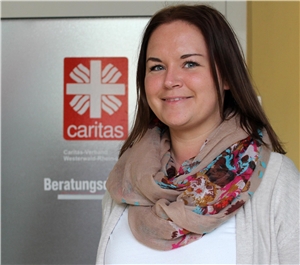 Amanda Kras vor dem Caritas-Zentrum in Lahnstein
