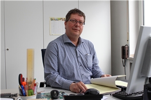 Rolf Günther von der Schuldnerberatung an seinem Arbeitsplatz