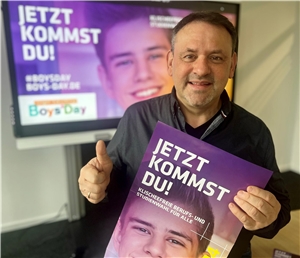 Rainer Lehmler präsentiert das Plakat zum  Boys’Day 2024.