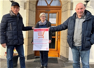 Herbert Simon, Hella Schröder und Heiko Hastrich präsentieren das Plakat der Einkaufshilfe plus in Lahnstein.
