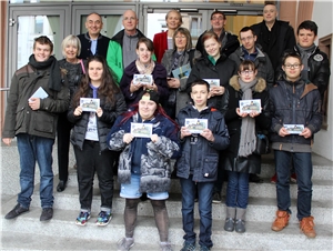 Die Schüler aus Frankreich und von der KKS beim Gruppenfoto mit Bürgermeisterin Gabi Wieland vor dem Rathaus