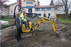 Einrichtungsleiterin Anja Kohlhaas besichtigt die Baustelle vor dme Altenzentrum
