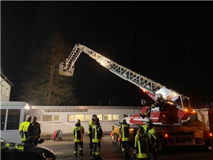 Der Leiterwagen der Feuerwehr wird zum Einsatz gebracht. 