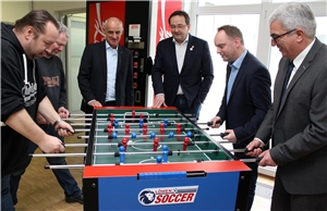  Innenminister Roger Lewentz und Bürgermeisterkandidat Mike Weiland beim Spiel gegen zwei Beschäftigte am Tischkicker