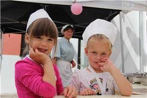 Kinder backen und kochen in unserer Küche Kinder backen und kochen in unserer Küche