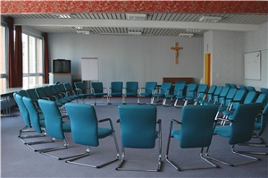 Konferenzraum Konferenzraum mit Stuhlkreis