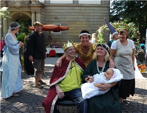 Szene aus dem Märchen Dornröschen mit 6 Personen