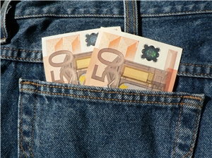 Zwei 50-Euro-Geldscheine schauen aus einer Jeanshosentasche