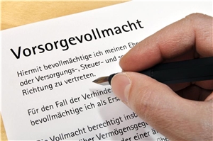 Vorsorgevollmacht Hand mit Füllfederhalter und Formular 'Vorsorgevollmacht'