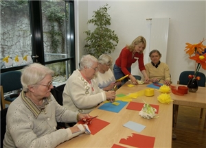 Basteln in der Tagesbetreuung In der Tagesbetreuung wird gebastelt