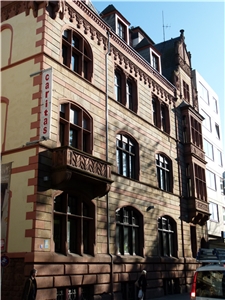 CV-Worms-Aussenansicht Haus mit Schild Caritas.