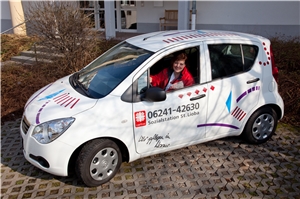Eine Mitarbeiterin ist unterwegs Eine Mitarbeiterin ist unterwegs im Dienstwagen