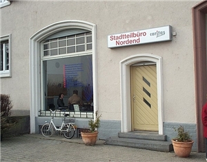 Vorderansich eins Hauses, mit Tür und Schaufenster.