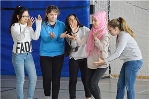 Jugendliche Teilnehmer drücken mit Gestik und Mimik Gefühle aus. Drama-Workshop 2