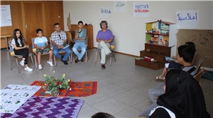 Die Teilnehmer des Kindertheaterworkshops sitzen in einer Abschlussrunde zusammen. Kindertheaterworkshop in Bo-Rox
