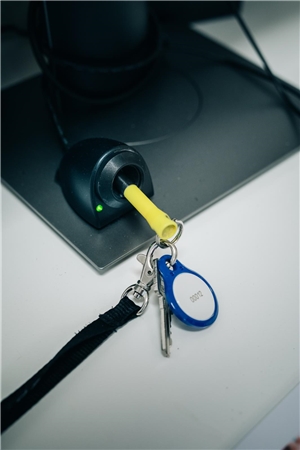 Schlüsselbund an einer technischen Apparatur vor Computer