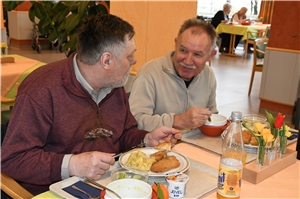 zwei Männer beim Essen
