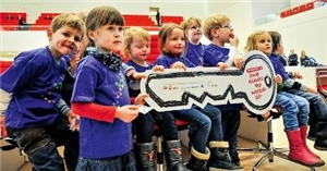 Kinder mit einem Riesenschlüssel im Landtag Brandenburg