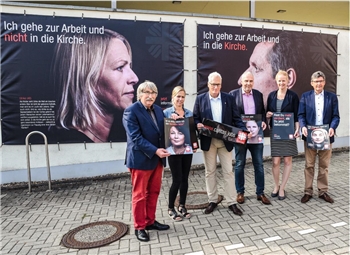 CaritasvertreterInnen präsentieren 2018 in Osnabrück Plakate zur Kampagne "Die Caritas zeigt Gesicht"