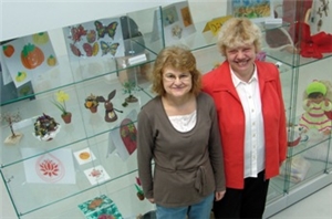 Ingrid Oertel (links) und Hannelore Ender vor Ausstellungsgegenständen