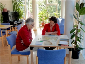 Bild 8 Gemeinsames Spiel im Aufenthaltsraum Zwei Damen spielen zusammen in einem der Aufenthaltsräume ein Gesellschaftsspiel