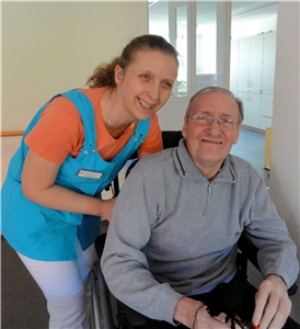 ok Sr Snejana und Herr B Schwester Snejana Wohnbereichsleitung Wohnbereich 1 mit einem Bewohner