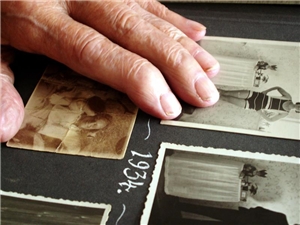 Alte Hand auf einem alten Fotoalbum