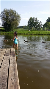 Aichstrutsee2 Mädchen steht im See