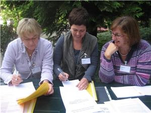 Gruppenarbeit 3 Frauen arbeiten zusammen