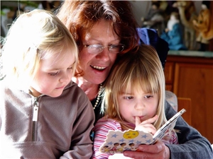 Frau liest zwei Kindern vor