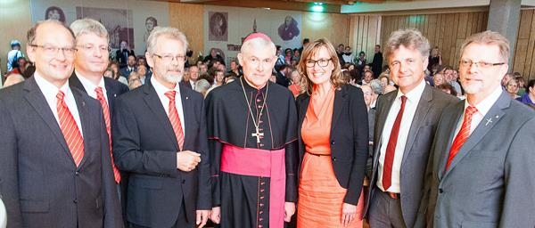 Ehrengäste bei der Jubiläumsfeier (v.l.): Dekan Hubert Streckert, 2. Vorstand Christian Pflaum, 1. Vorstand Hans-Gerd Köhler, Weihbischof Bernd Uhl, Staatssekretärin Katrin Schütz, Oberbürgermeister Frank Mentrup, Aufsichtsratsvorsitzender Erhard Bechtold. Foto: Tieltscher 100 Jahre CV Karlsruhe