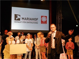 Einrichtungsleiter Oscar Hannabach dankt den Akteuren für die tolle Zeitreise durch 175 Jahre Mariahof. Foto: Thomas Maier/DiCV FR Mariahof 13