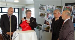 Ein Abschiedsgeschenk überreichten (v.l.) die Caritas-Kollegen Michael Stöffelmaier (Schwarzwald-Baar) und Wolfgang Heintschel (Singen-Hegau). Foto: DiCV-Freiburg/Thomas Maier Abschied Bernhard Hatt 4