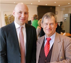 Friedrich Schmid (r.) und sein Nachfolger Jan-Philipp Arnsperger (l.). Foto: DiCV Freiburg/Thomas Maier Abschied Justiziar 3