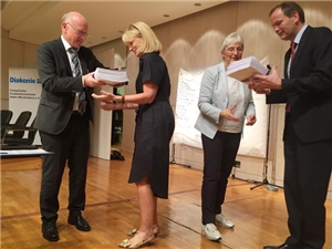 Urs Keller, Vorsitzender des Evangelischen Krankenhausverbandes Baden-Württemberg, und Richard Wentges, Vorsitzender der Landesarbeitsgemeinschaft Katholischer Krankenhäuser, überreichten eine Resolution mit über 5.000 Unterschriften an die beiden Bundestagsabgeordneten Heike Baehrens (SPD) und Karin Maag (CDU). Foto: Ute Emig-Lange Aktionstage Pflege 2018