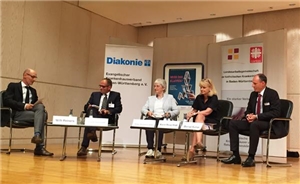 Diskutierten über die Rahmenbedingungen für eine menschenwürdige Pflege (v.l.): WilliReiners (Moderator) Frank Feinauer (Pflegedirektor Caritas-Krankenhaus Bad Mergentheim)Karin Maag (MdB, CDU), Heike Baehrens (MdB, SPD) und Bernd Rühle (GeschäftsführerEvangelischer Krankenhausverband Baden-Württemberg): Foto: Ute Emig-Lange Aktionstage Pflege 2018