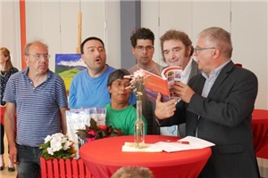 Die Mitglieder von „Mittendrin“ Stefan Huber, Konstantin Ulmer, Surekha Morian, Jost van Aaken und Igor Haus mit Caritasvorstand Andreas Hoffmann (v.l.n.r.). Quelle: Caritas Konstanz Bildband