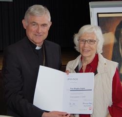 Weihbischof Uhl überreichte Brigitte Vögtle das Caritas-Ehrenzeichen in Gold. Quelle: DiCV Freiburg / Thomas Maier CKD-Diözesanversammlung 2017
