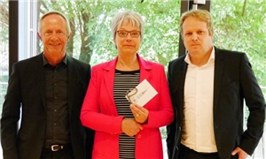 Symbolische Schlüsselübergabe der Architekten Michael Geis (l.) und Johannes Klorer (r.) an Vorstand Mathea Schneider. Foto: DiCV Freiburg/Thomas Maier Einweihung Erweiterungsbau 2018