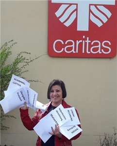 Hilft beim Papierkram: Lilian Alosef von der Einzugsbegleitung. Foto: Caritas Konstanz Einzugsbegleitung für Geflüchtete