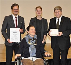 Die erste Preisträgerin Sarah Modrow (2.v.l.) mit Maria-Christina Hallwachs, der Protagonistin ihres ausgezeichneten Films. Preisträger 2016