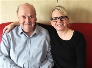 Bettina Veit-Jäger mit ihrem Schwiegervater. Quelle: CV Karlsruhe Bettina Veit-Jäger mit ihrem Schwiegervater. Quelle: CV Karlsruhe